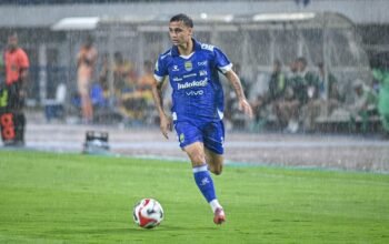 Drama Hujan Deras dan Kartu Merah, Persib Taklukkan Persebaya 1-0 di GBLA