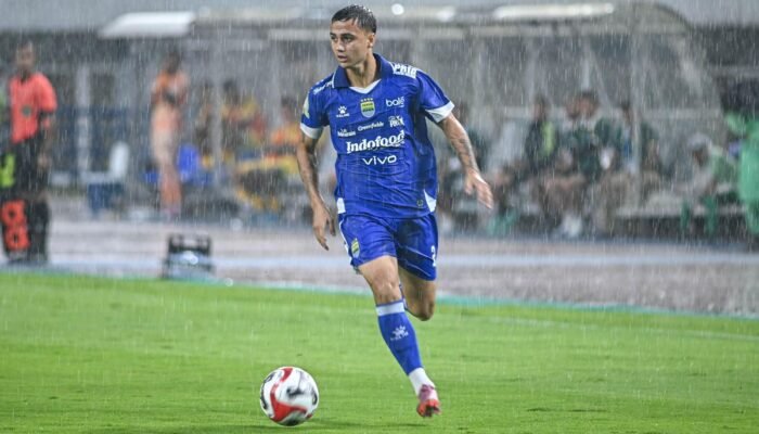 Drama Hujan Deras dan Kartu Merah, Persib Taklukkan Persebaya 1-0 di GBLA