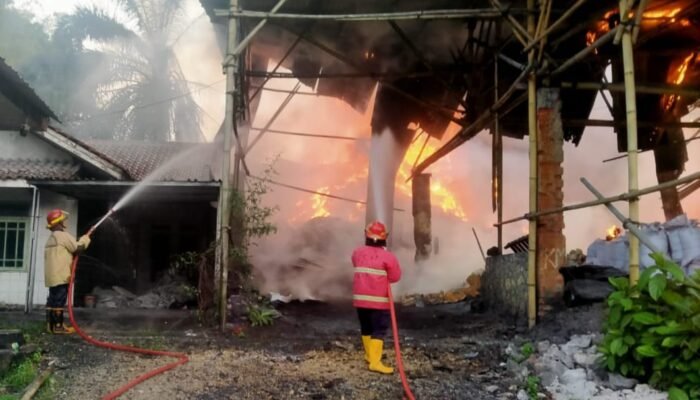 Kebakaran Pabrik Kapur di Cibatu, Kerugian Ditaksir Rp250 Juta