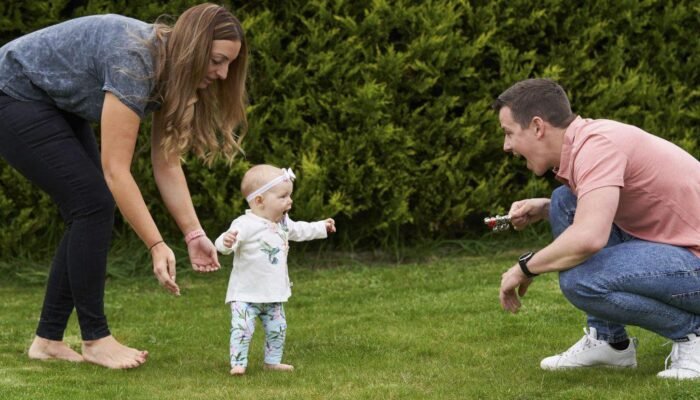 Benarkah Air Embun Bisa Bikin Anak Cepat Jalan? Ini Faktanya