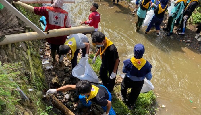 World Cleanup Day 2025, Puluhan Relawan PMI Bersihkan Sungai Cibolang
