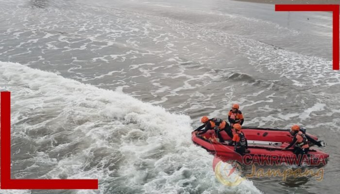 Wisatawan Jakarta Timur Terseret Arus di Pantai Kebon Kalapa, Tim SAR Lakukan Pencarian