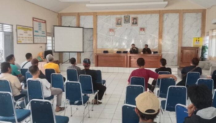 Pemerintah Kelurahan Surade Bagikan Insentif Untuk RT dan Rw