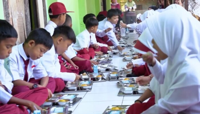 Ribuan Siswa Keracunan Massal, Program Makan Gratis Jadi Sorotan