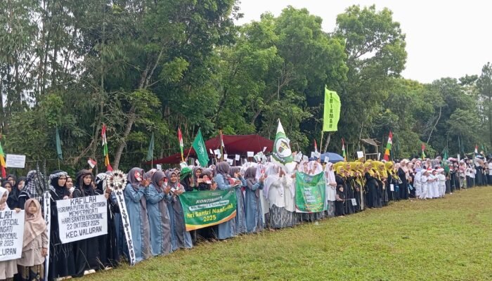 Semarak Hari Santri di Waluran, Ribuan Santri Ikuti Upacara dan Pawai Meriah