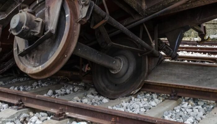 KA Purwojaya Anjlok di Bekasi, Seluruh Penumpang Selamat