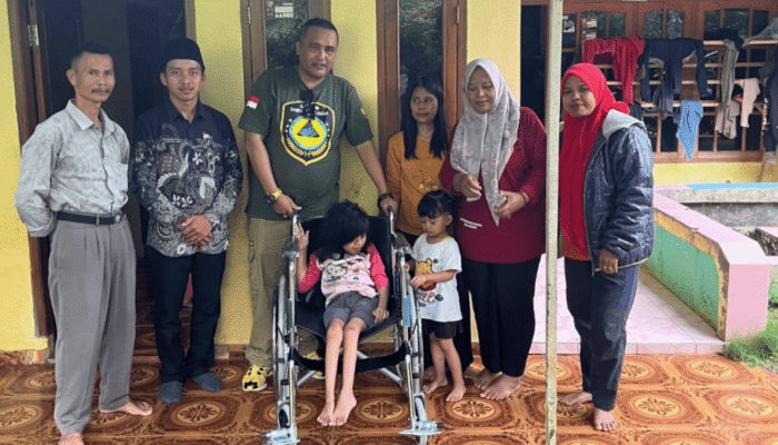Harapan Panjang Qibtia di Cikidang Terwujud, Dapat Kursi Roda dari LSM Dampal Jurig dan RSUD Sekarwangi