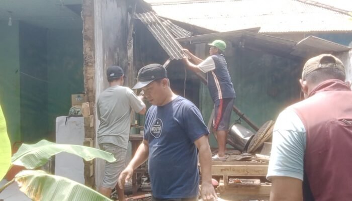 Struktur Lapuk Diduga Jadi Penyebab Rumah Kades Ciparay Runtuh