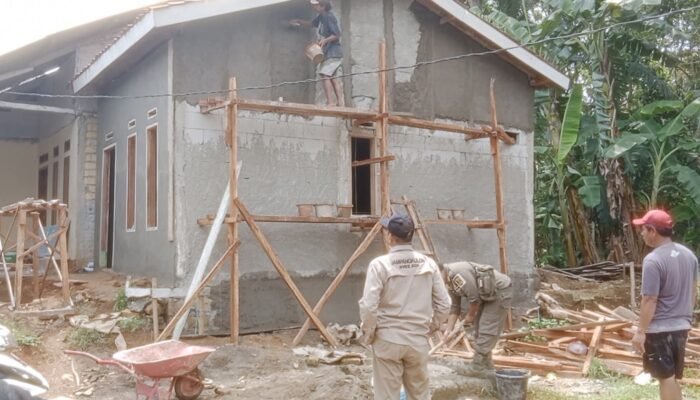 Camat Jampangkulon Tinjau Progres Pembangunan Rutilahu di Desa Padajaya