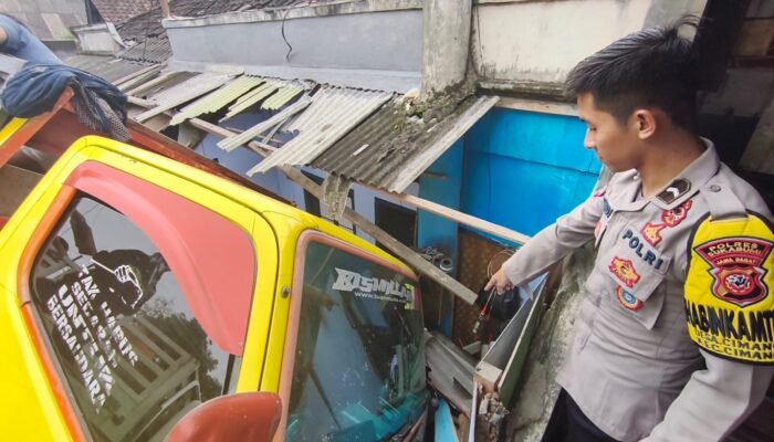 Truk Bermuatan Genteng Hantam Rumah Warga di Jampangkulon, Dua Motor Ikut Tertimbun