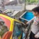 Truk Bermuatan Genteng Hantam Rumah Warga di Jampangkulon, Dua Motor Ikut Tertimbun