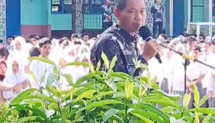 Tangis Haru Iringi Kepindahan Kepala SMAN 1 Ciracap Setelah Setengah Dekade Mengabdi