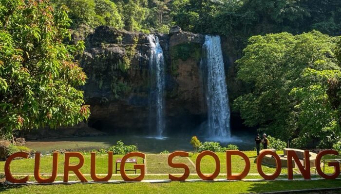 Menjelajah Keindahan Curug Sodong, Air Terjun Kembar Ikonik Sukabumi