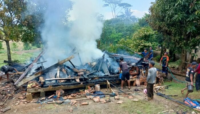 Rumah Warga Mekarsari Ludes Terbakar Saat Ditinggal ke Kebun