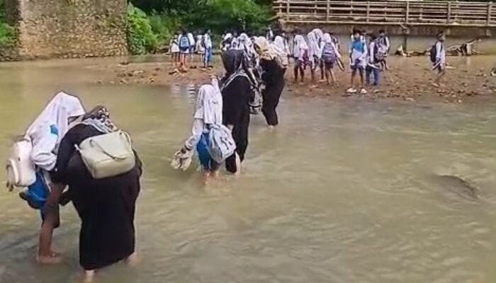 Akses Pendidikan Terancam, Siswa MI di Sukabumi Setiap Hari Seberangi Sungai Tanpa Jembatan