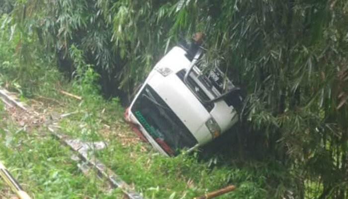 Pick Up Bermuatan Material Terperosok ke Jurang di Waluran, Sopir Selamat