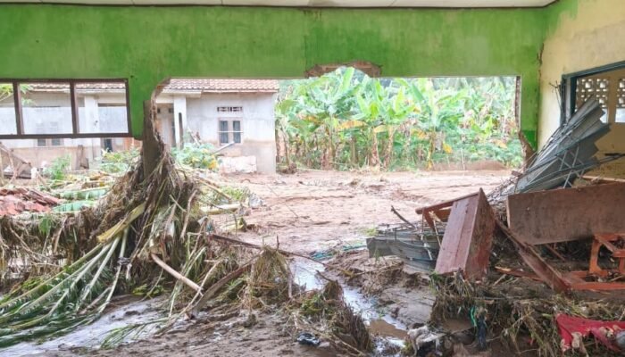 Sekolah Rusak Diterjang Banjir, SDN Cikahuripan Cisolok Lumpuh Sementara