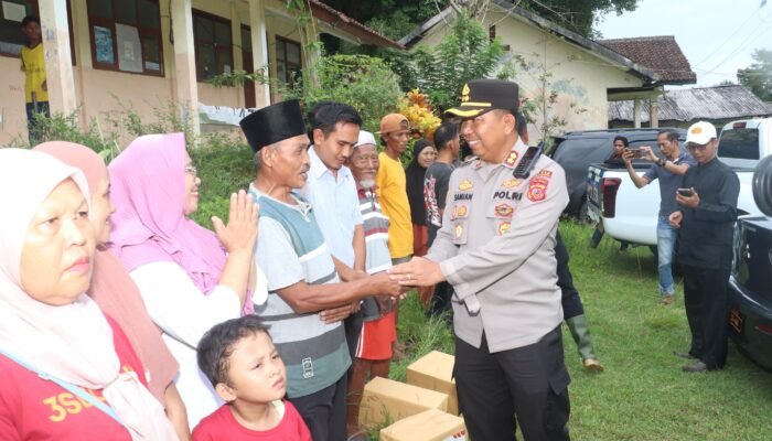 Polres Sukabumi Gelar Bakti Sosial untuk Korban Bencana Alam di Desa Sukawayana dan Desa Cisolok