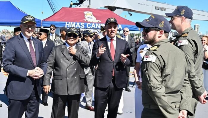 Presiden Prabowo dan PM Albanese Tinjau Kapal HMAS Canberra sebagai Simbol Kerja Sama Pertahanan Indonesia–Australia