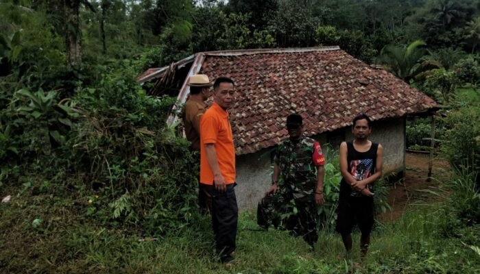 Hujan Lebat dan Angin Kencang Sebabkan Rumah Warga di Purabaya Rusak