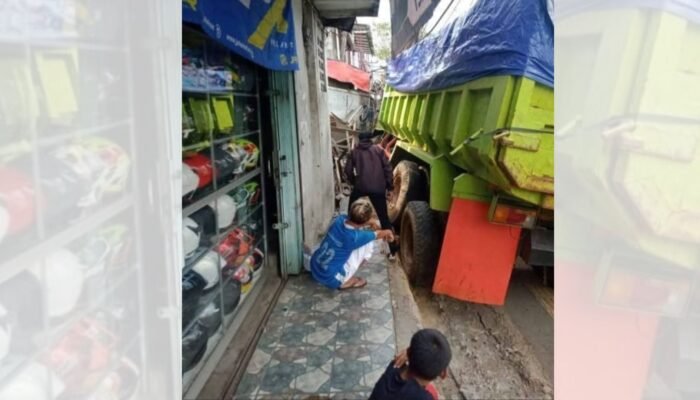 Truk Pengangkut Tanah Alami Rem Blong di Cibadak, Dua Warga Luka-Luka