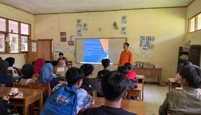 Warga Belajar PKBM Mercusuar Loji Dapat Pembekalan Mitigasi Gempa dari BPBD Sukabumi