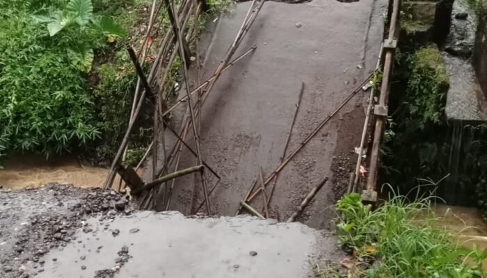 Jembatan Penghubung Desa Cimanggu–Sukamulya Roboh Dihantam Luapan Sungai