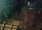 Hujan Deras Disertai Angin Kencang, Pohon Tumbang Timpa Rumah Warga di Cikembar