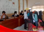 Ratusan Warga Antre Panjang di Kelurahan Surade untuk Menerima BLTS Kesra