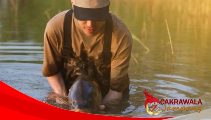 Dinas Perikanan dan Pemdes Cipeundeuy Tebar 10 Ribu Benih Ikan Nilem di Sungai Cibarehong ‎