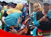 Heroik, Camat Dading Gendong Nenek Sakit Saat Antre BLTS di Kantor Pos Jampangkulon
