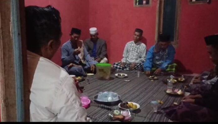 Kades Cipeundeuy Lakukan Kunjungan Keliling Ke-Setiap RW dimalam hari Pererat Silaturahmi