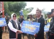 Peduli Pertanian dan Masyarakat, Brimob Salurkan Alsintan di HUT Ke-80