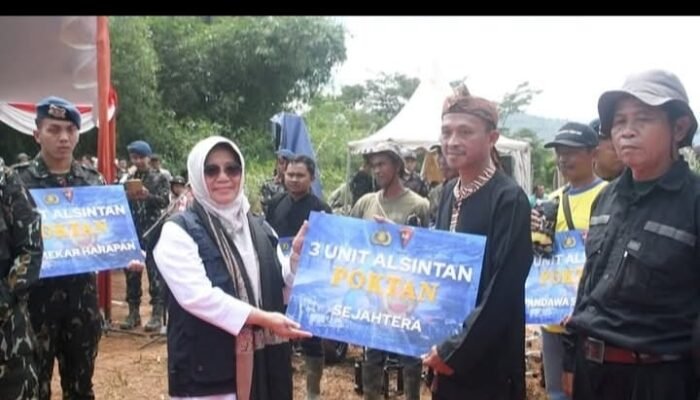 Peduli Pertanian dan Masyarakat, Brimob Salurkan Alsintan di HUT Ke-80