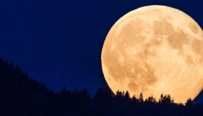 Supermoon Terbesar 2025 Siap Mewarnai Langit Indonesia Malam Ini, Begini Cara Terbaik Menyaksikannya!
