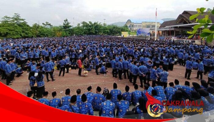 Ribuan Calon PPPK Paruh Waktu Memenuhi Lapang Cangehgar untuk Prosesi Pelantikan