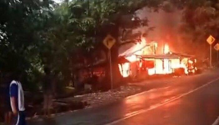 Warung Kayu Milik Warga Loji Ludes Terbakar, Kebakaran Terjadi Setelah Hujan Disertai Petir