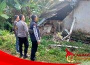 Dapur Rumah Warga Parungseah Ambruk Diterjang Hujan Deras