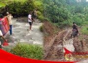 Akses Jalan Terputus, Warga Bangbayang Terpaksa Tandu Ibu Pascamelahirkan Sebrangi Sungai