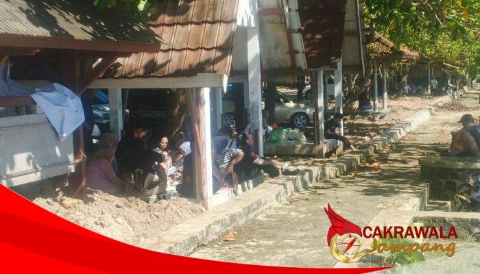 Libur Nataru Mulai Hidupkan Aktivitas Warga di Sekitar Pantai Minajaya
