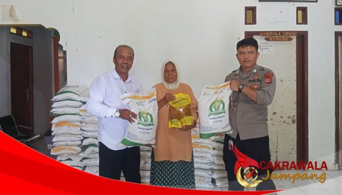 Ratusan Warga Gunungsungging Sumringah Terima Bantuan Pangan Pemerintah