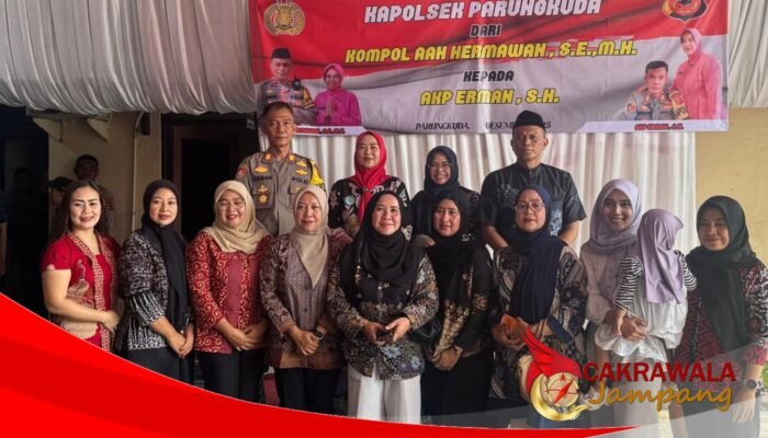 Pisah Sambut Kapolsek Parungkuda, Kompol Aah Hermawan Serahkan Tongkat komando Kepada Herman