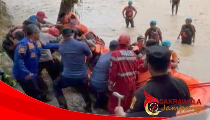 Ancaman Luapan Sungai Cidadap, Warga Sawah Tengah Berhasil Dievakuasi Tim SAR Gabungan