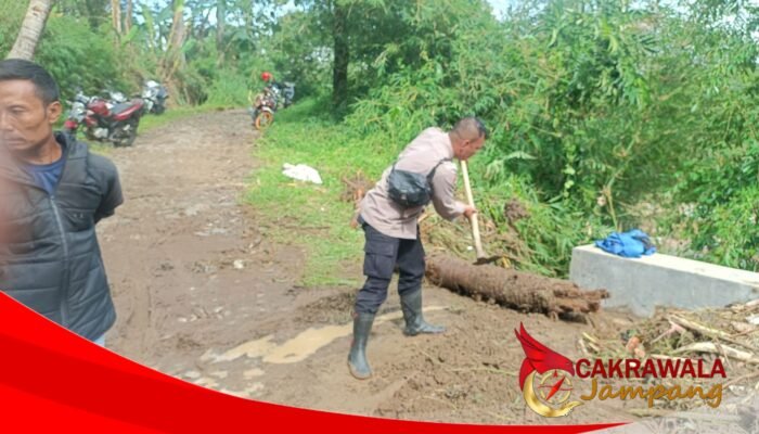 Polsek Nyalindung Bersihkan Material Pasca Banjir Bandang di Desa Wangunreja