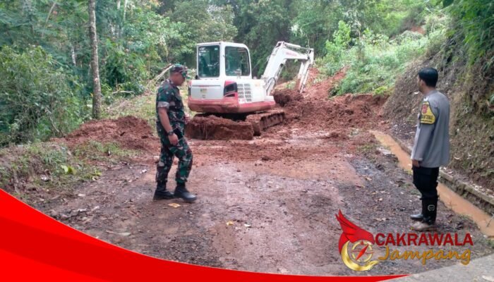 Jalan Amblas di Desa Kertaangsana, Polsek Nyalindung Lakukan Monitoring Pascahujan Deras