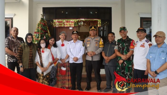 Kapolres Sukabumi dan Forkopimda Kabupaten Sukabumi Monitoring Kesiapan Pengamanan Gereja Malam Natal 2025 di Sukabumi