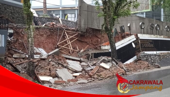 Hujan Deras Picu Pagar SMAN 1 Cisolok Ambruk