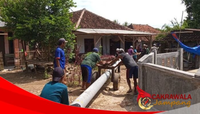 Warga Cicariu Kompak Gotong Royong Pasang Tiang Listrik, Kades Bakang Apresiasi Semangat Kebersamaan