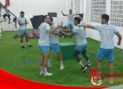 PERSIB Gelar Latihan di Ruang Pemanasan GBLA Akibat Hujan Deras