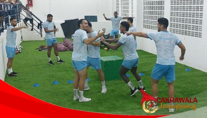 PERSIB Gelar Latihan di Ruang Pemanasan GBLA Akibat Hujan Deras